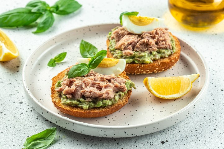 Avocado toast con atún.Foto: Shutterstock