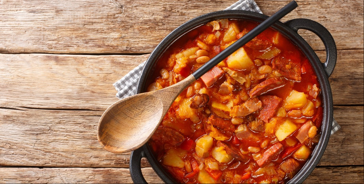 Receta de Locro tradicional con maíz blanco y chorizo colorado