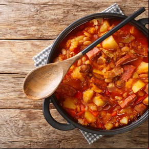 Locro tradicional con maíz blanco y chorizo colorado