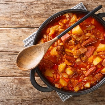 Locro tradicional con maíz blanco y chorizo colorado