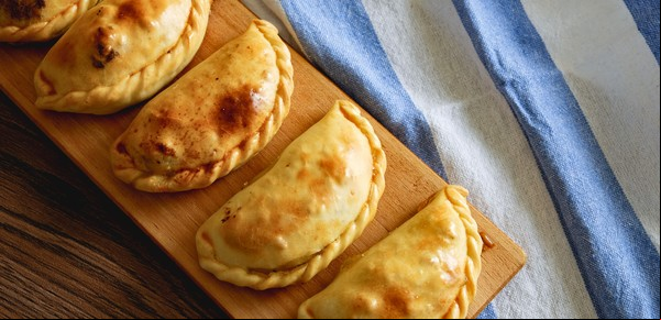 El secreto de las rotiserías para que las empanadas no se abran en el horno: quedan doradas y crujientes