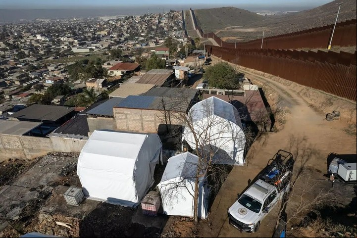 Un campamento de la Guardia Nacional Mexicana en la frontera con Estados Unidos. La presidenta Claudia Sheinbaum empezó a trasladar tropas allí el mes pasado como parte de un despliegue para combatir la migración ilegal y el narcotráfico. Foto Guillermo Arias/Agence -Presse