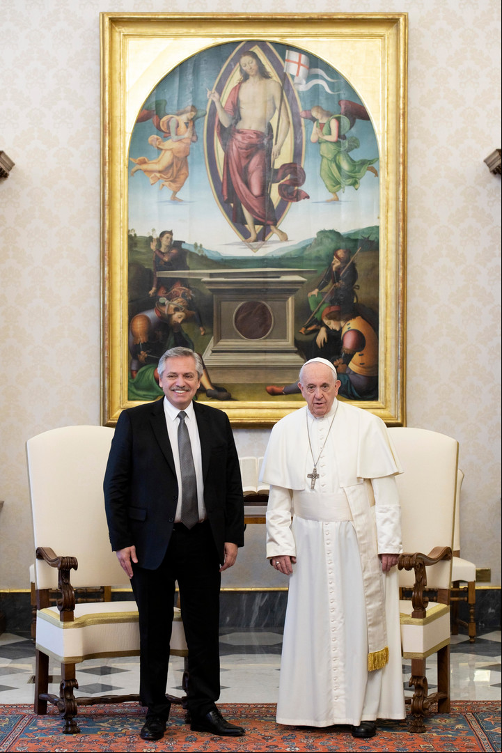 Alberto Fernandez con el papa Francisco durante una audiencia en el Vaticano. Foto: Vatican Media