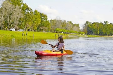 A solo dos horas de CABA: el pueblito con río, aguas termales y un bosque de cuento