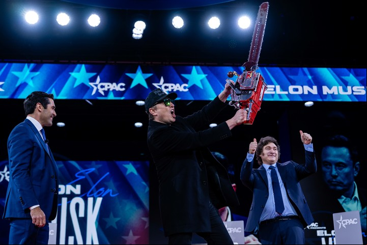 El presidente de Argentina, Javier Milei, regaló una motosierra a Elon Musk en representación de los recortes del gasto público durante la reciente Conferencia de Acción Política Conservadora en las afueras de Washington. Foto Eric Lee/The New York Times