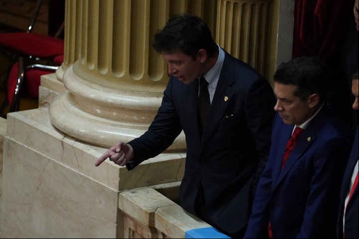 Santiago Caputo señala a Facundo Manes. Foto: Emmanuel Fernández.