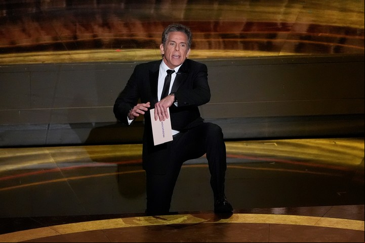 Ben Stiller presentó el premio al mejor diseño de producción. Lo dio todo. Foto AP
