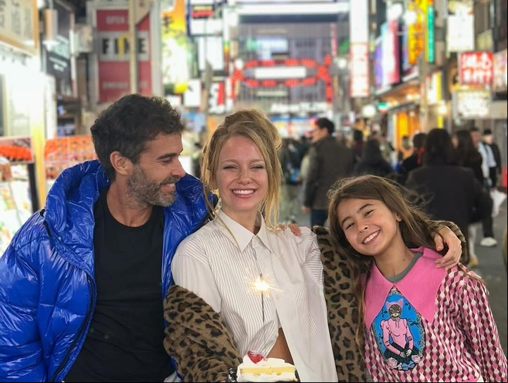 Nicolás Cabré, Rocío Pardo y Rufina Cabré, sonrientes en Tokio. Foto: Instagram.