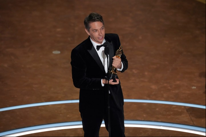 Sean Baker y el primer premio de la noche para "Anora". Foto AP