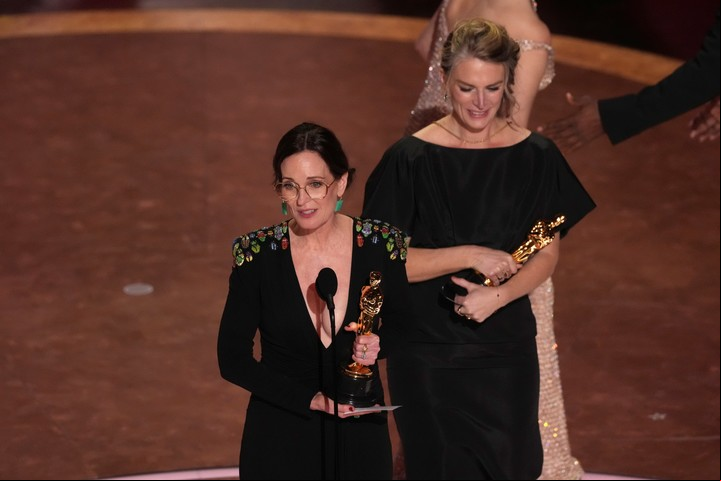 Molly O'Brien y Lisa Remington con sus estatuillas por el cortometraje "The Only Girl in the Orchestra". Foto AP