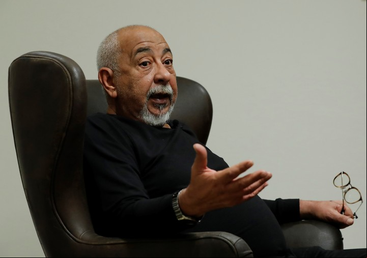 Fotografía del escritor cubano, Leonardo Padura, hablando durante una entrevista con EFE en la Ciudad de México (México). EFE/ Mario Guzmán