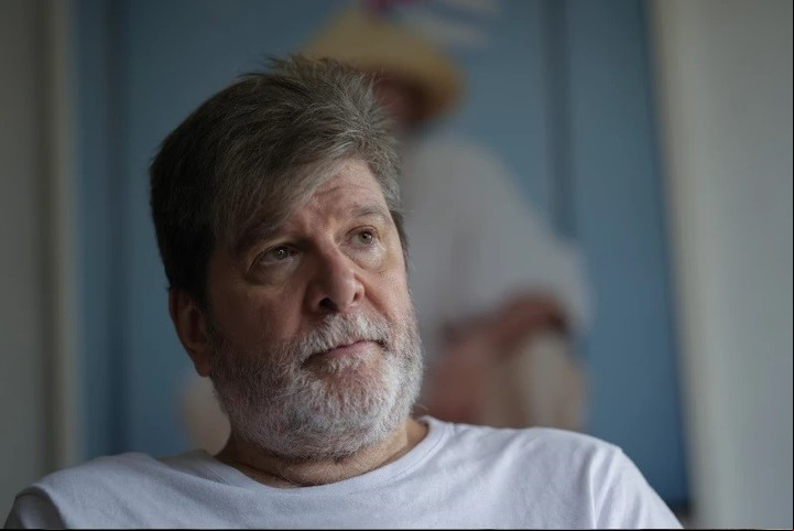 El novelista brasileño Marcelo Rubens Paiva, autor del libro que sirvió de base para la película "Sigo aquí", posa para una foto durante una entrevista en su casa de Sao Paulo. AP