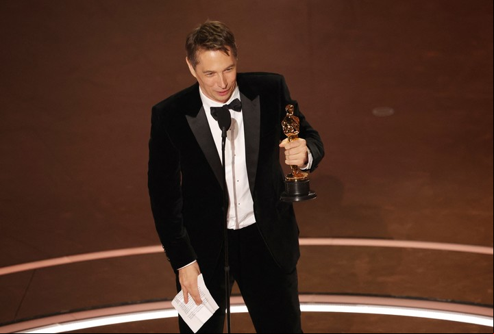 Sean Baker y su tercera estatuilla. Se la entregó Quentin Tarantino. Foto Reuters