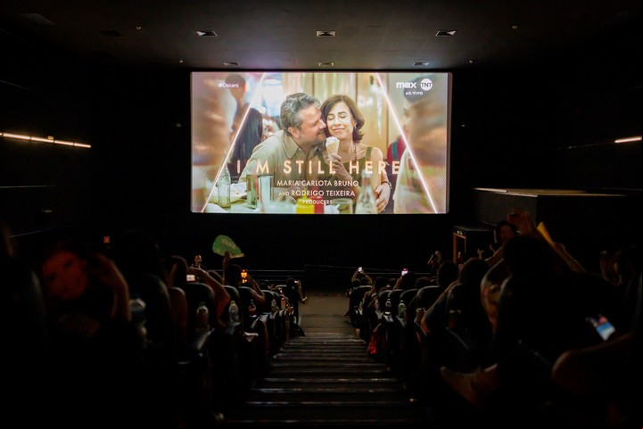 Brasileños asisten a un cine para ver la transmisión de la ceremonia de los premios Óscar 2025 en São Paulo (Brasil). EFE/ Isaac Fontana