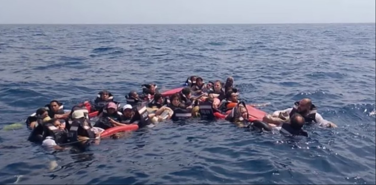 Una imagen momentos antes de ser rescatados, sosteniéndose unos a otros en mar abierto. (Foto: Captura video X)
