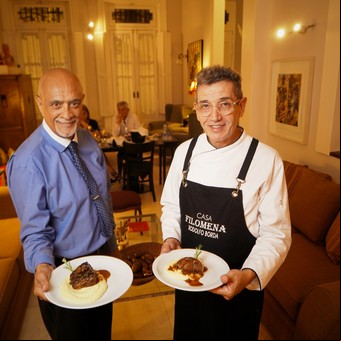 En San Telmo, un restaurante secreto en una casona de 1900 donde comen artistas famosos atendidos por anfitriones de lujo