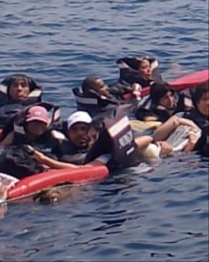 Una de las fotos que tomaron mientras todavía estaba en el agua, a la espera del rescate (Foto: Instagram @kathiadelpuerto)