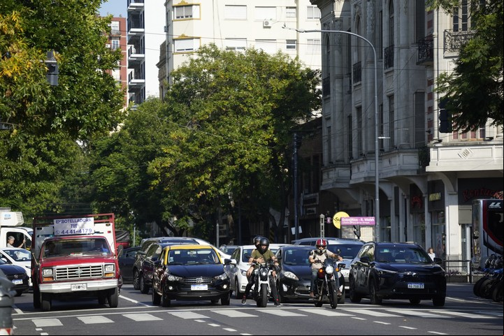 Los subtes y los semáforos sufrieron interrupciones por el corte de luz que afectó a 550.000 s. Foto: Maxi Failla