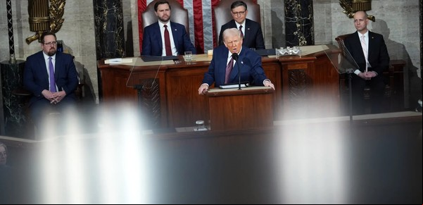 Trump, combativo, dice que “Estados Unidos ha vuelto” y se burla de sus rivales políticos