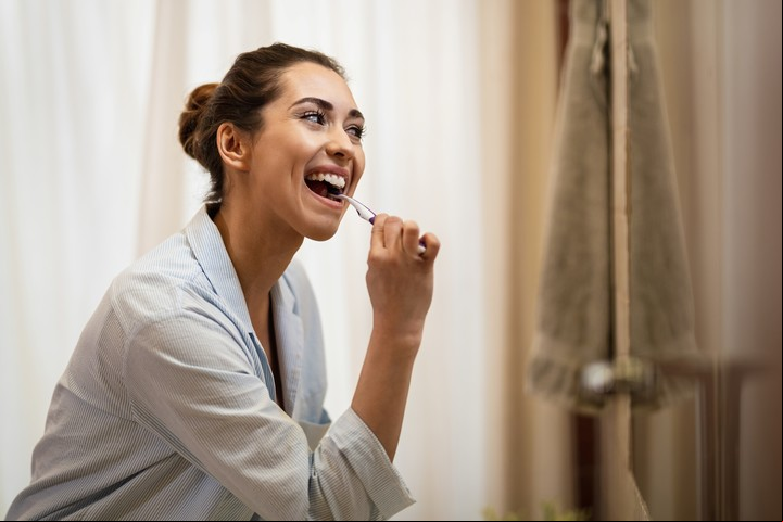 El sarro dental afecta la estética de tu sonrisa, pero también puede ser precursor de problemas serios como caries y gingivitis. Foto: Freepik.