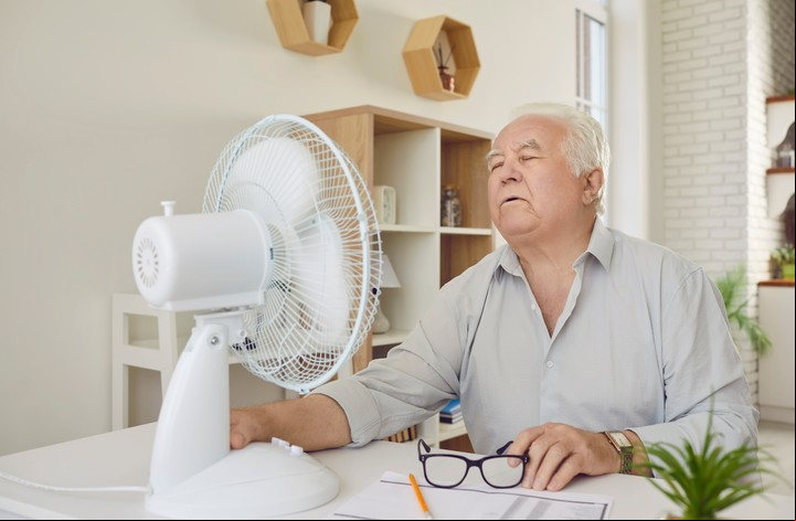 Mientras se espera la ayuda, enfriar el cuerpo con lo que se tenga a mano. Foto Shutterstock.