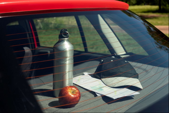 Una botella de agua dentro del auto puede actuar como una lupa y generar un incendio. Foto: Freepik.