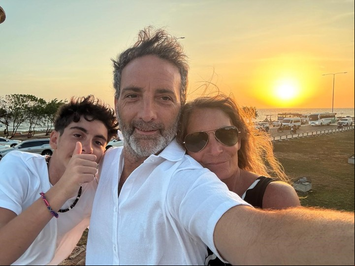 Martín Rodríguez (55), su esposa María José arelli (55) y su hijo Lorenzo (14), durante las vacaciones en Colombia.