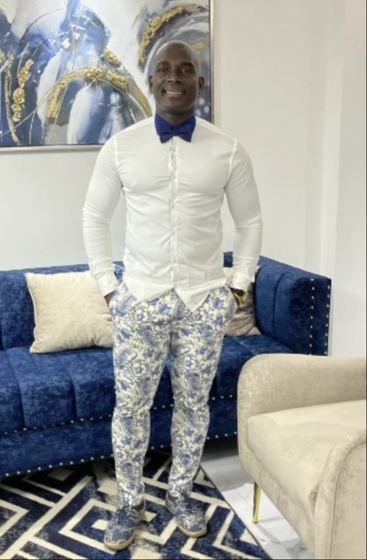 ¿Pantalón floreado, camisa blanca y moño azul? Segundo Castillo se anima a todo.