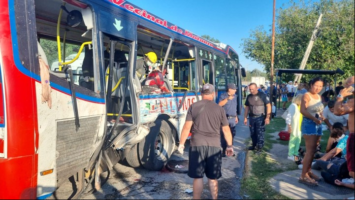 El colectivo circulaba por la ruta provincial N°21.