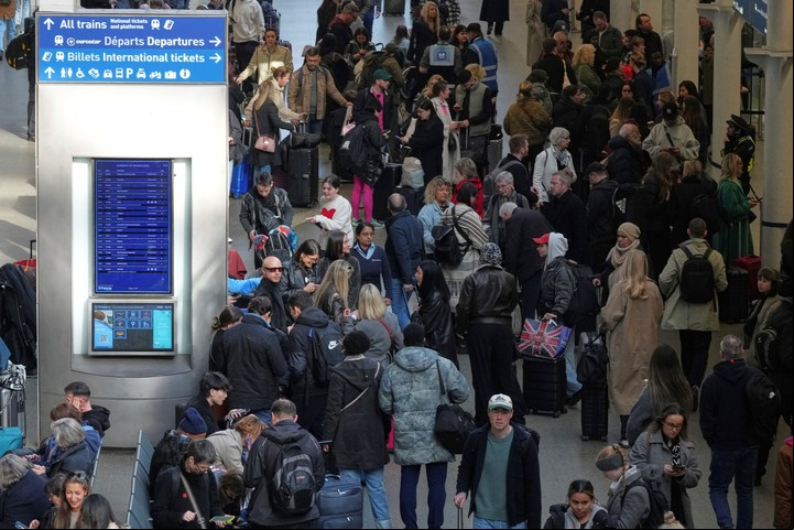 Los viernes son invariablemente concurridos en St. Pancras, el centro de Eurostar en Londres. Foto: AP