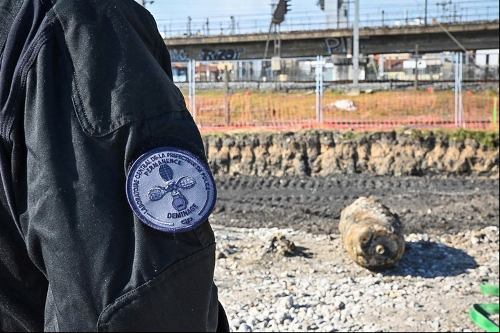 La bomba cerca de un oficial de policía. Foto: AP