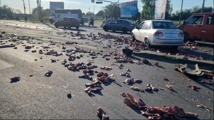 Sobre el asfalto quedó parte de la carga que transportaba el camión.