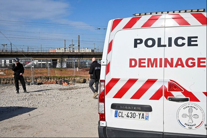 Personal policial trabaja en el desminado. Foto: AP