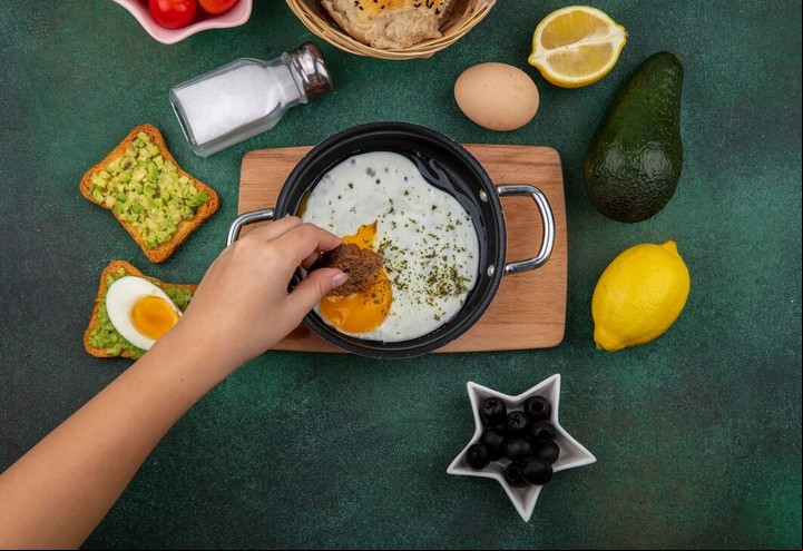 Huevo a la plancha con palta, limón, aceitunas y tomates. Todo lo que está bien en un desayuno saludable./ Imagen Freepik.