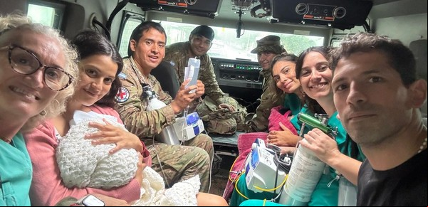 "Nos miramos y no hizo falta ni que hablemos": cómo fue el rescate de los 15 bebés prematuros del hospital inundado en Bahía Blanca