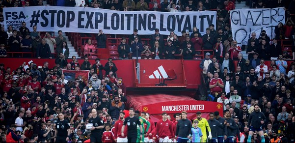 Los hinchas de los equipos de la Premier League están en llamas y se paran de manos contra los patrones de los clubes