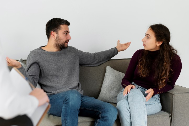 A diferencia de una crítica directa, el negging genera confusión porque parece un halago a simple vista. Foto: Freepik.