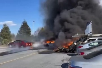 Una avioneta con cinco personas a bordo se estrelló y se incendió en Estados Unidos