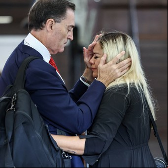 Verónica Ojeda increpó a Agustina Cosachov al llegar al juicio por la muerte de Diego Maradona: "¡Asesina, vení a dar la cara!"