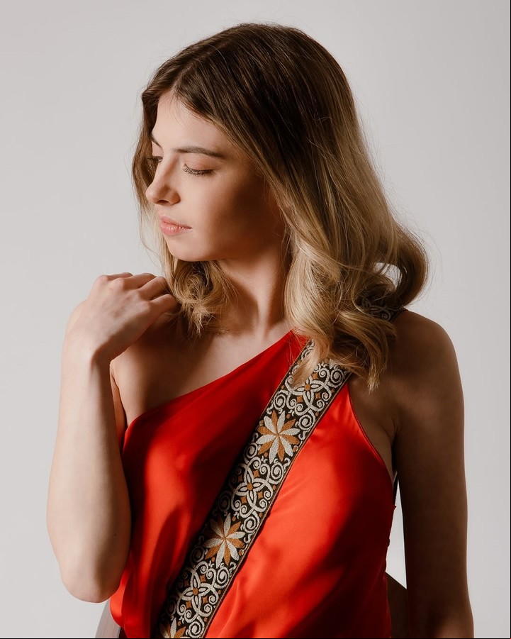 Aedo tiene un canal de YouTube, donde comparte su música y reflexiones sobre crecimiento personal. Foto: Instagram @danielaaedo.