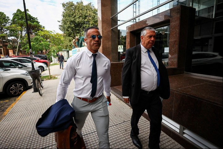 Leopoldo Luque con su abogado. Foto REUTERS / Agustin Marcarian.