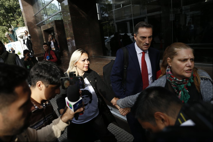 Verónica Ojeda y Mario Baudry, ingresando a los tribunales de San Isidro. Foto Francisco Loureiro.