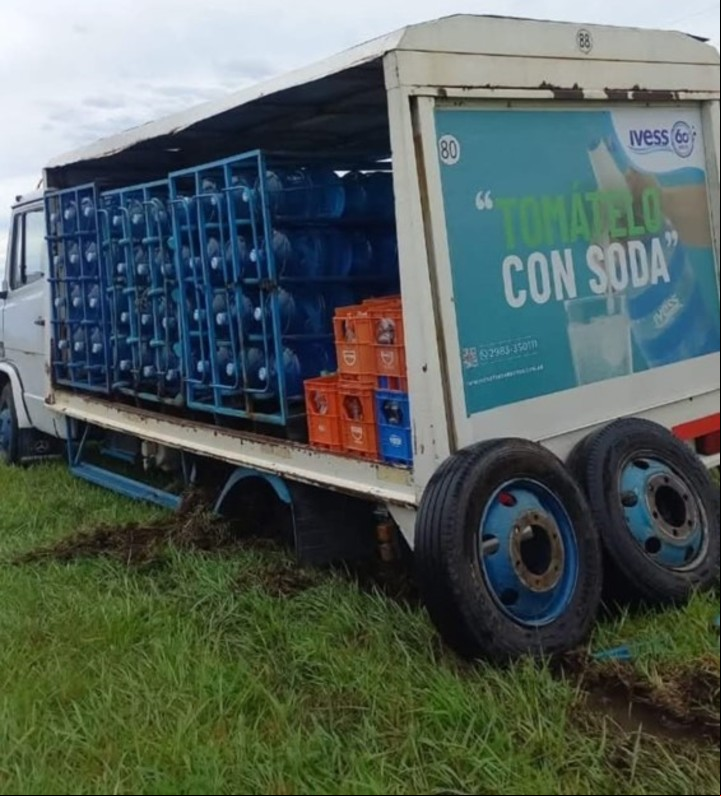 El camión de reparto de soda y agua perdió las ruedas izquierdas traseras del dual.