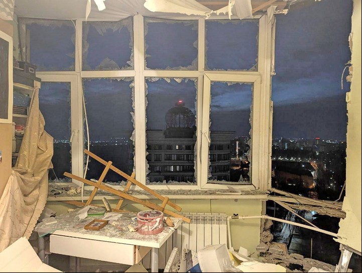 Edificios residenciales impactados por la caída de escombros de los drones, quedaron con ventanas rotas y agujeros en los tejados.