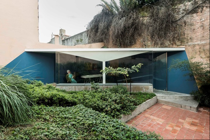 El jardín y espacio de exposición al aire libre de W. Dirigida por Ricardo Ocampo, ocupa el edificio de la Colección Helft.