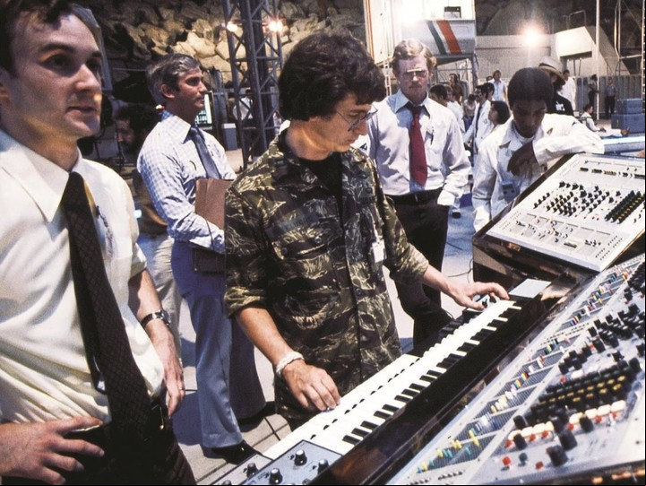 Spielberg con el teclado de Re Mi Do Do Sol...