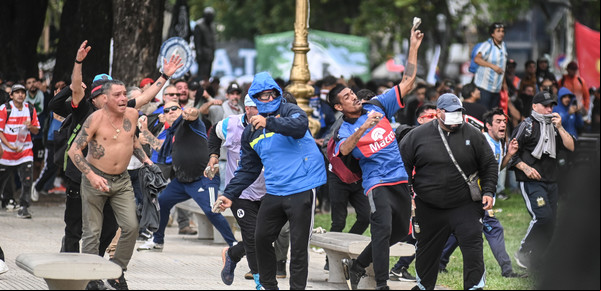 La trama de la movilización de las barrabravas al Congreso: qué clubes estuvieron presentes y el llamado de 'Chiqui' Tapia a Bullrich