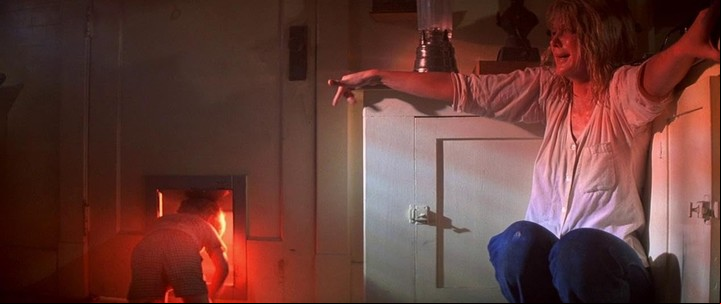 Melinda Dillon en la cocina. Como no se ensayó la escena, todos los objetos que vuelan la sorprendieron de verdad.