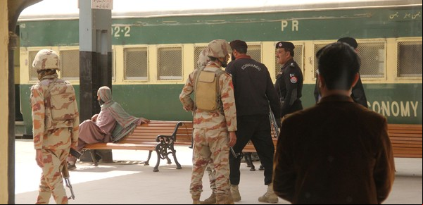 Secuestran un tren con 400 pasajeros y se desata una crisis de rehenes en Pakistán