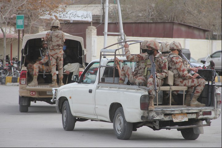 Militares paqistanies en la estación de Quetta. Foto: EFE